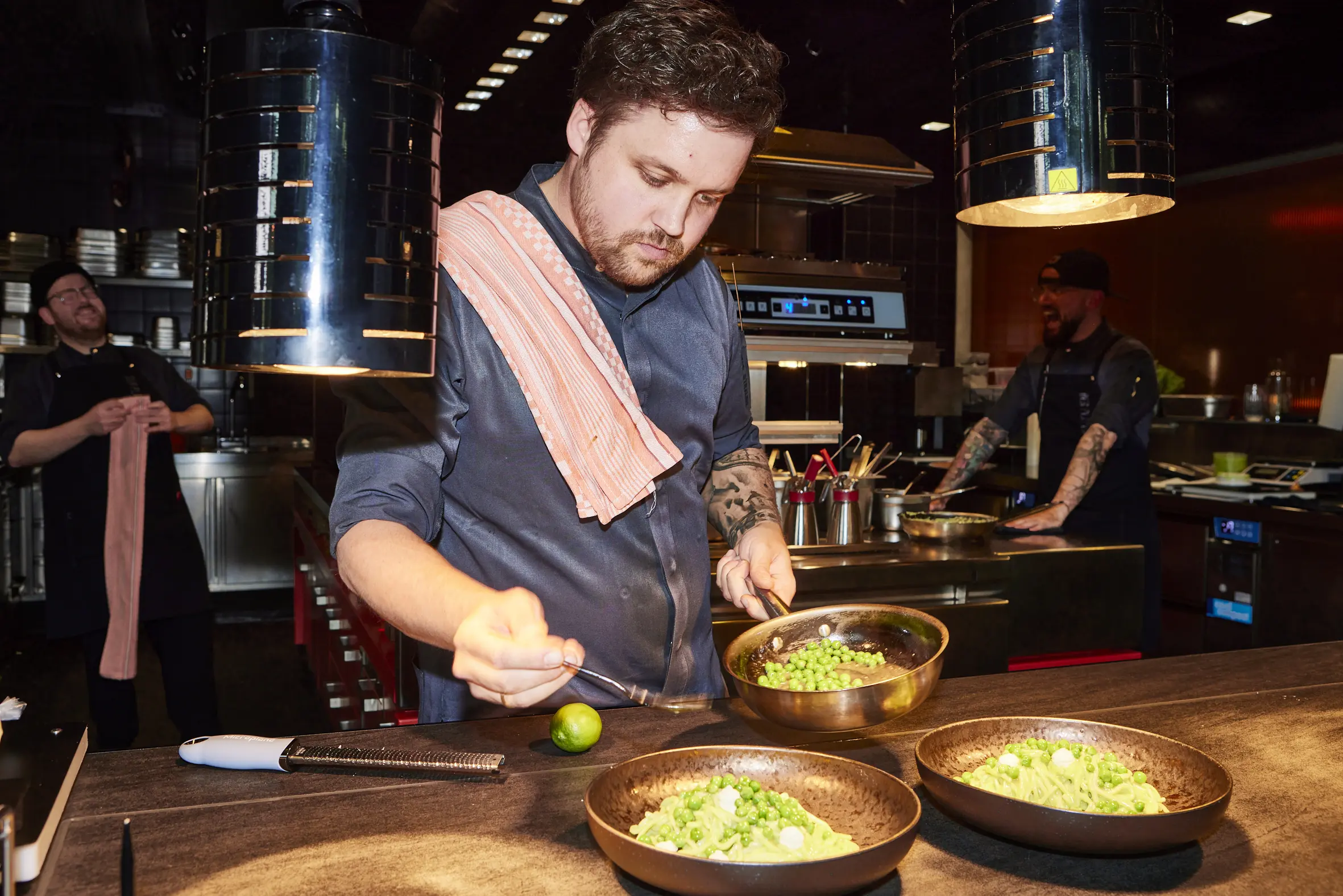 Elegantes Fine-Dining Restaurant mit perfekt gedeckten Tischen